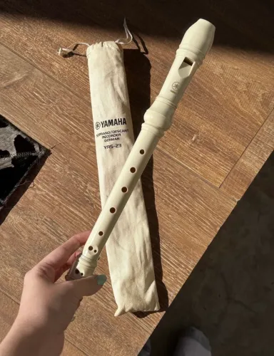 flauta doce soprano yamaha, modelo yrs-23, na cor creme.
