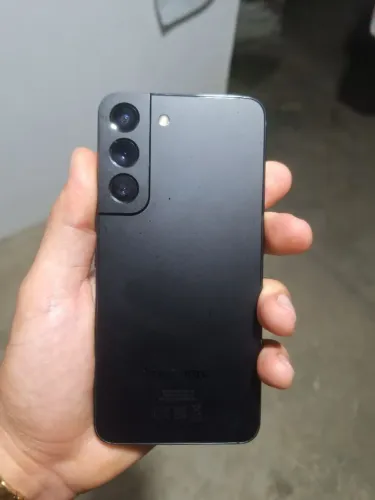S22 base, 256gb e 8gb ram excelente, detalhes apenas da capinha