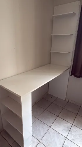 Balcão com prateleiras