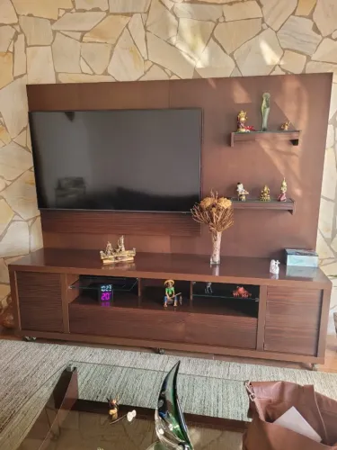 Rack  e painel,  com acabamentos em vidro, medindo 2,10 x 1.70 alt  ,super nov