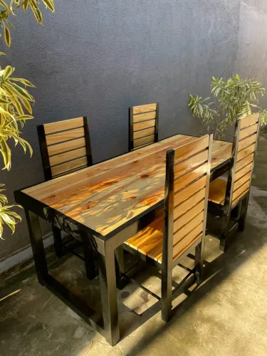 MESA MADEIRA DEMOLIÇÃO PINUS COM 4 CADEIRAS 