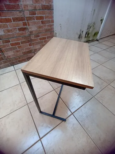 Mesinha estilo carteira escolar