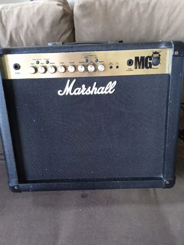 Caixas de guitarra e teclado