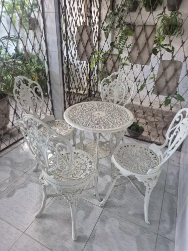 JOGO DE MESA E CADEIRAS DE FERRO FUNDIDO