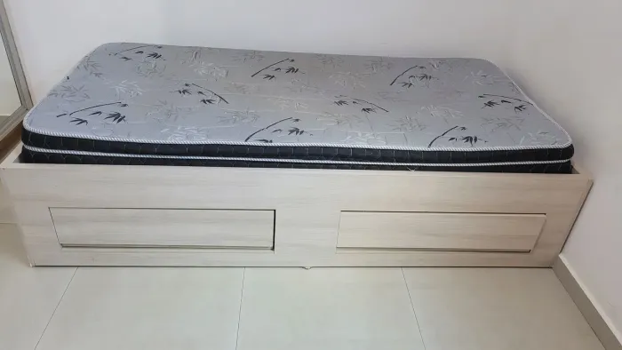 Vendo Cama em MDF com 2 gavetas