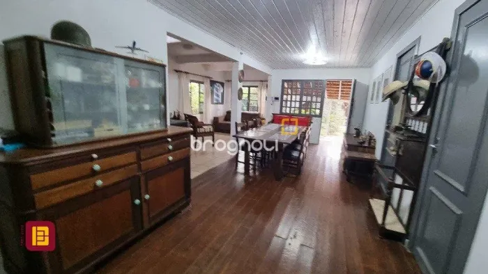 Casa com 5 dormitórios no Sambaqui