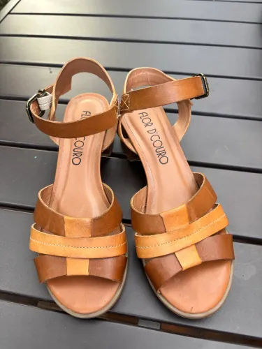 Sandalia Salto Quadrado Flor de Couro Marrom Confortável Feminina Tamanho: 34 R$ 39,00