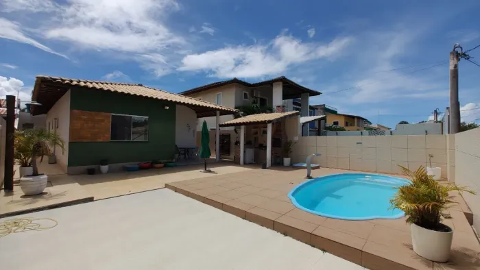 Casa com 3 dormitórios, sendo 1 suíte, piscina. Apta para financiamento! Localizada no Con