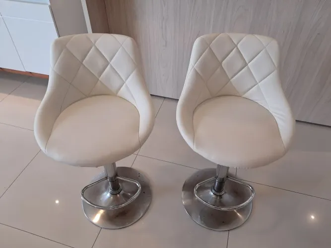 Par de banquetas giratórias