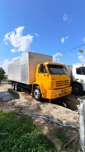 CAMINHÃO BAU 15/180 wolks 6x2