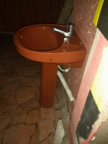 Vende de se lavatório para banheiro em ótimo estado de conservação ,com torneira cromada