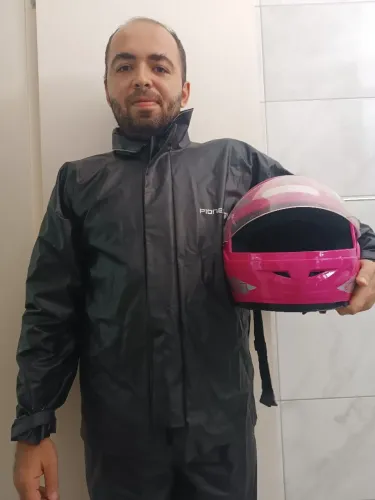 Capa de chuva unisex e capacete feminino 