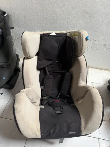 Cadeirão infantil carro infanti usado 