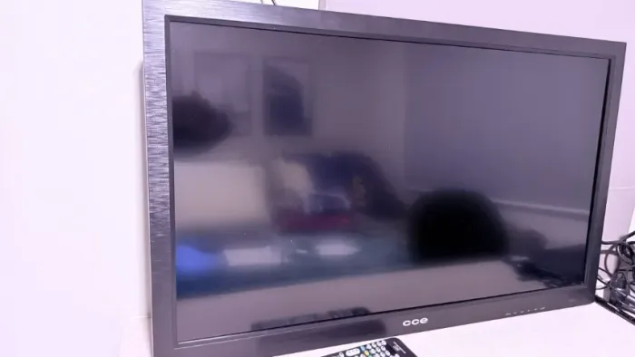 TV CCE 32 polegadas funcionando