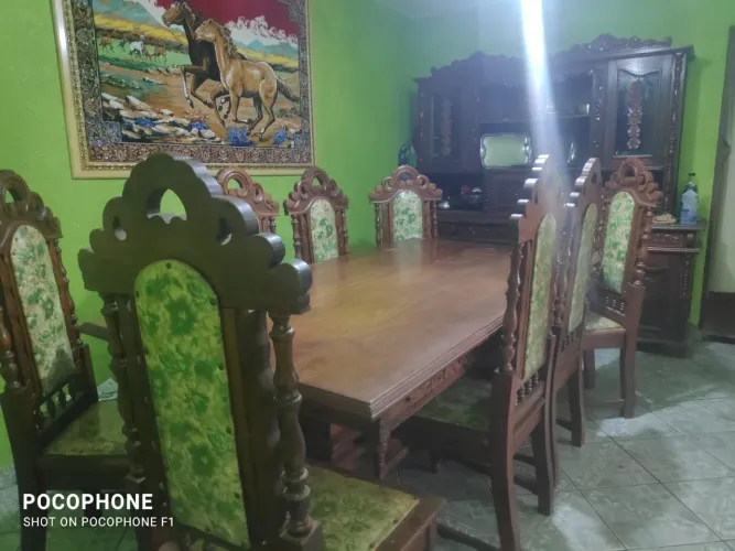 Mesa com 6 cadeiras e armário.