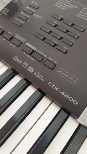 Teclado Casio CTK 4200 - Teclas sensíveis e com suporte