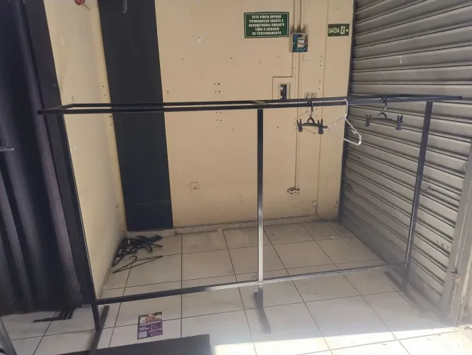 Arara para meio de loja