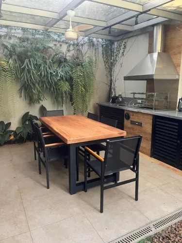 Conjunto semi-novo para área externa, composto por mesa e 6 cadeiras 