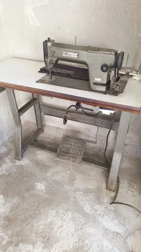 Máquina industrial reta