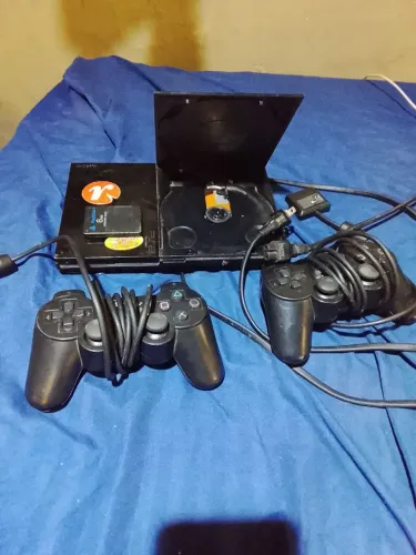 Playstation 2 com memory card cabo de energia e dois controles não originais