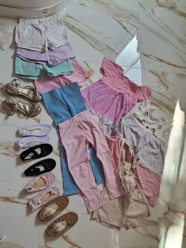Lote de roupas variadas seminovo novas que veste 3 a 5 anos de idade e 5 pares de sapatos