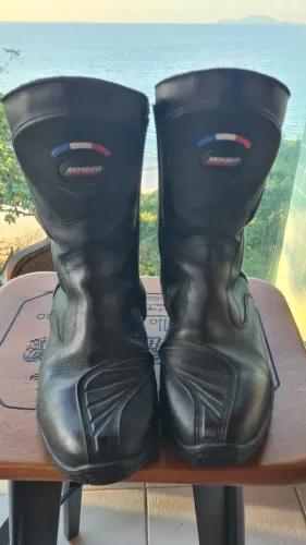 Bota mondeo motociclista