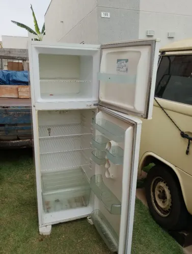 Geladeira com defeito . Gelando só no congelador