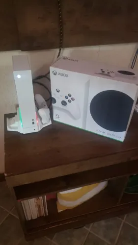 XBOX Serie S 512GB + Controle + Base ventilação e carregamento 2 controles