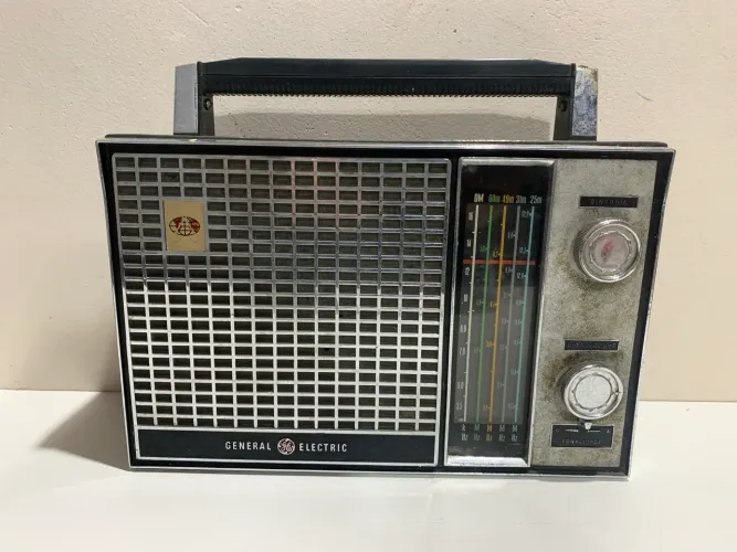 Antigo rádio General Electric GE