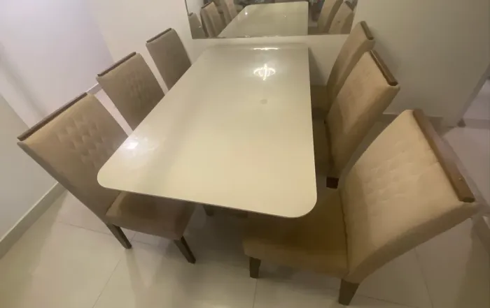 Mesa de vidro com seis cadeiras