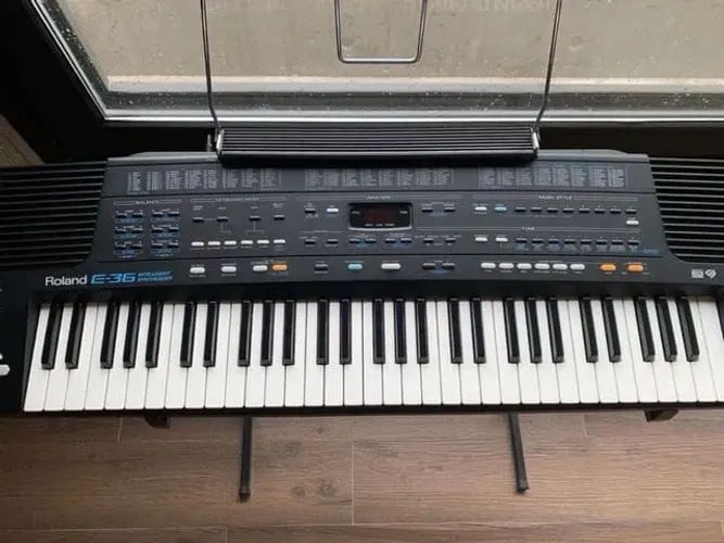 Teclado Roland E-36 no estado (LEIA)