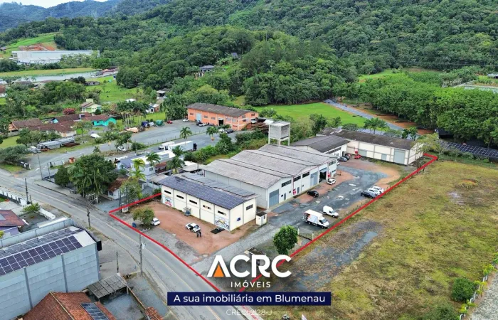 ACRC Imóveis - TE01392 - Terreno Amplo com Galpões a Venda no Bairro Itoupava Central em B