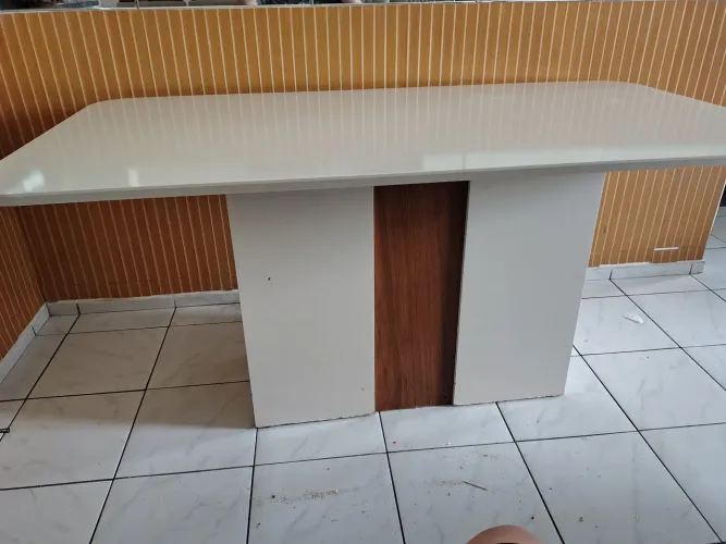 Mesa de jantar com seis cadeiras.