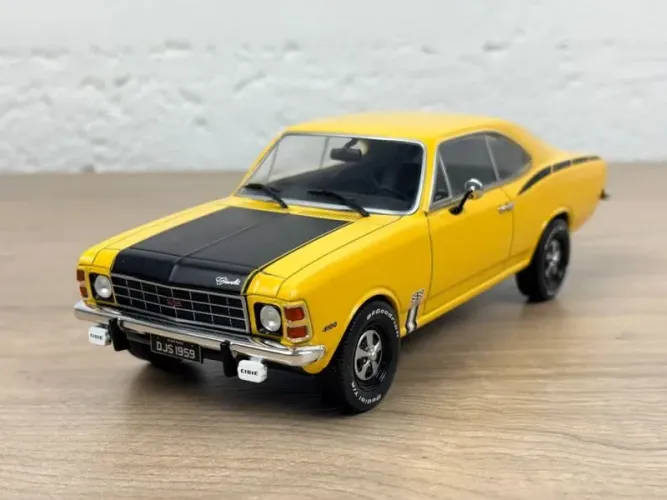 Miniatura Chevrolet Opala 1975 coupé amarelo 1:24 California Classics