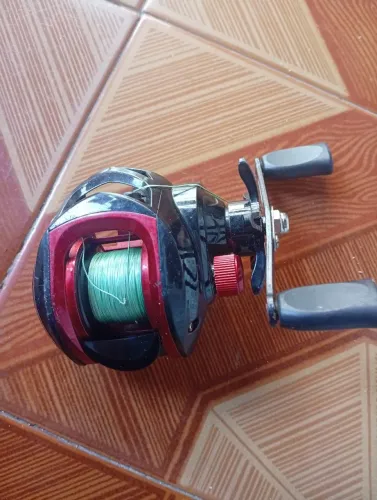Vara de pesca usada 2,40 2 partes + carretilha com linha multi filamento