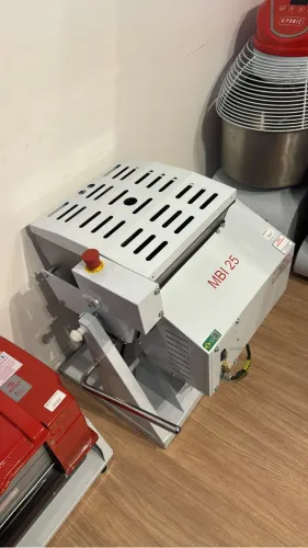 Amassadeira lenta basculante 25kg massa pronta nova 
