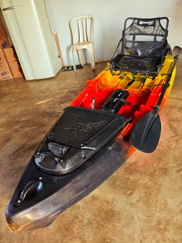 Vendo caiaque combat fishing edição especial com box cor Barcelos