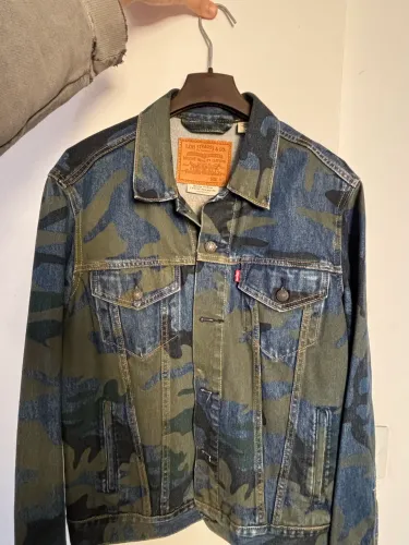 Jaqueta Levis camuflada