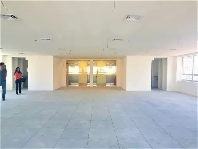 Sala comercial de 390 m² com piso elevado, forro com luminárias, ar condicionado