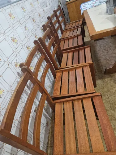Cadeiras em madeira maciça
