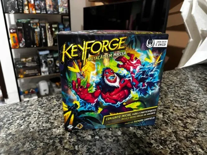 Keyforge: Mutação em Massa Starter set + 2 Baralhos extra. 4 Decks no total.