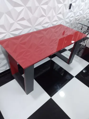 Mesa de escritório vermelho brilhante lackeado.