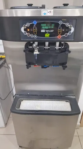 Máquina de sorvete Top Taylor C 712, completa, mas com vazamento no cilindro direito.  