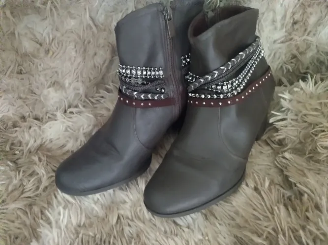 Vendo bota tamanho 39