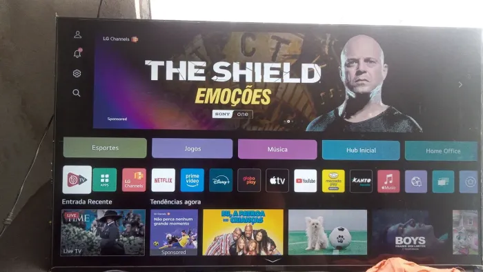 Vende-se uma TV tcl Android tudo funcionando borda infinita