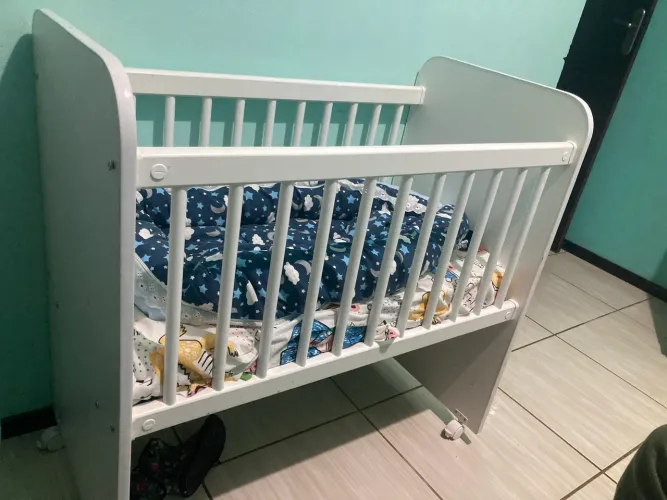 Mini berço vai com colchão e ninho