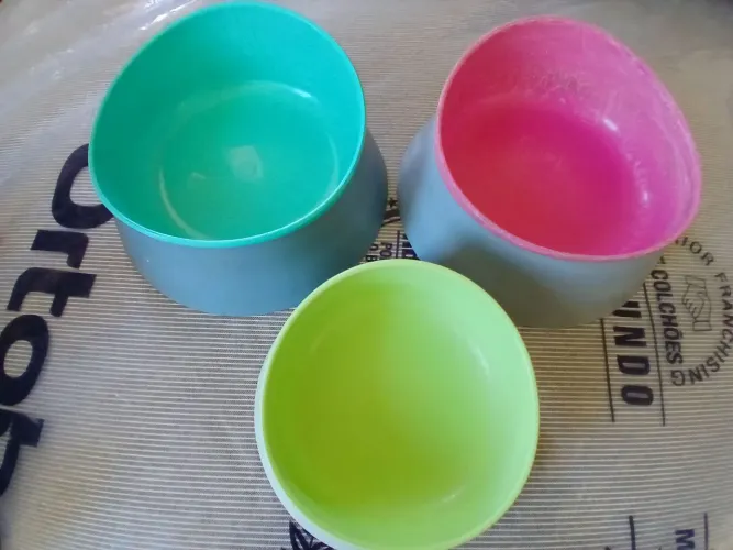 Comedouro ,bebedouro ecoleira e ursinho pelucia
