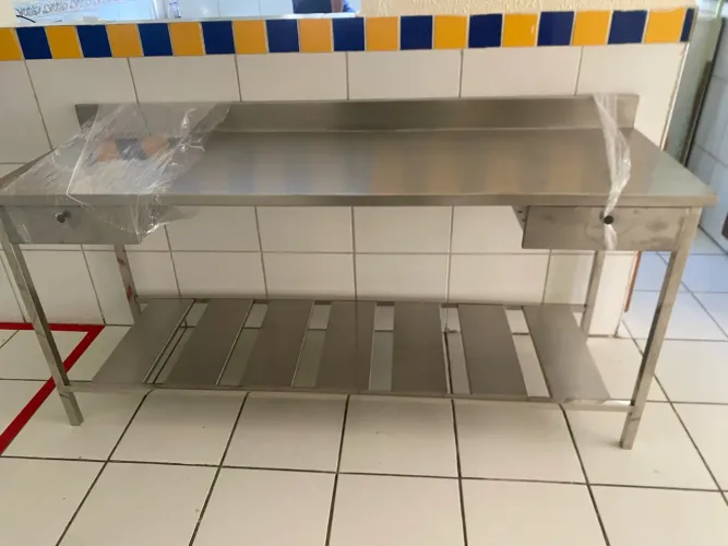Mesa de encosto inox 304 com plano inferior e 2 gavetas