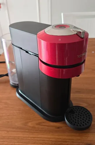 Cafeteira Nespresso Vertuo Next Vermelha 110v em excelente estado, perfeita.