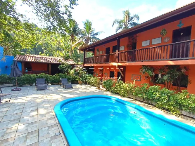 Linda pousada com 6 apartamentos, piscina e quiosques, na praia da Fortaleza em Ubatuba!